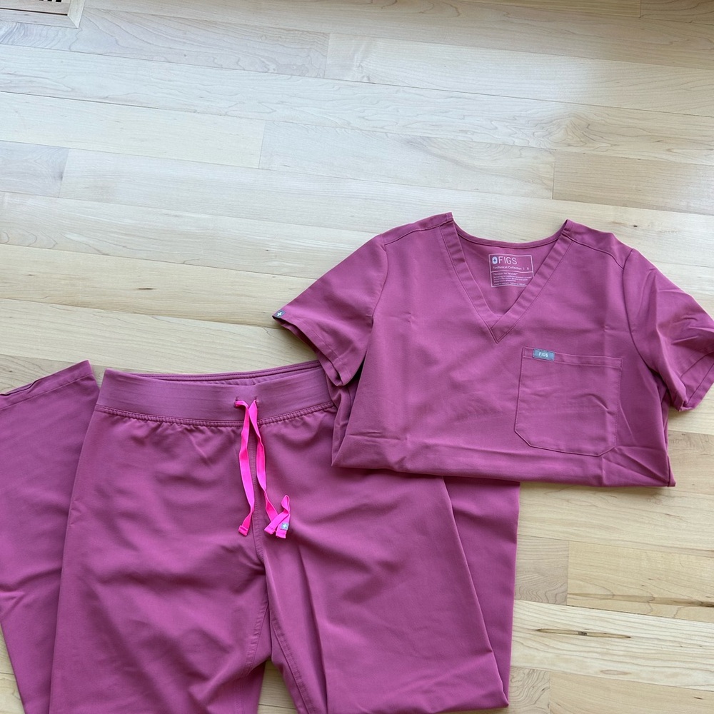 Figs “Beat it” pink scrub set